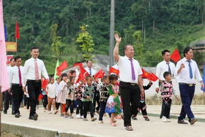 Các thầy giáo Trường Tiểu học Tri Lễ 4 (xã Tri Lễ, huyện Quế Phong, Nghệ An) đón học sinh lớp 1 vào dự lễ khai giảng. Ảnh: Hồ Lài.