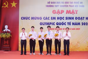 Bí thư tỉnh ủy Nghệ An ông Thái Thanh Quý và Giám đốc Sở GD&ĐT Nghệ An ông Thái Văn Thành trao quà khen thưởng 4 học sinh đạt giải quốc tế. Ảnh: Hồ Lài.