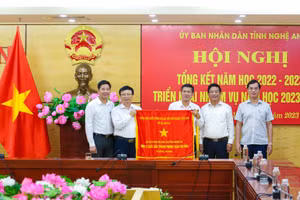 Ông Bùi Đình Long - Phó Chủ tịch UBND tỉnh Nghệ An trao Cờ thi đua của Chính phủ cho Sở GD&ĐT Nghệ An - đơn vị xuất sắc trong phong trào thi đua năm 2022. Ảnh: Hồ Lài.