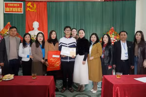 Đại diện Công đoàn cơ quan Sở GD&ĐT Nghệ An trao quà tết và nhận đỡ đầu học sinh mồ côi.