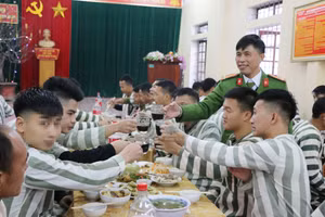 Trại tạm giam Công an tỉnh Nghệ An tổ chức bữa cơm tất niên, đón Tết Quý Mão cho phạm nhân đang thi hành án. Ảnh: Hồ Lài.