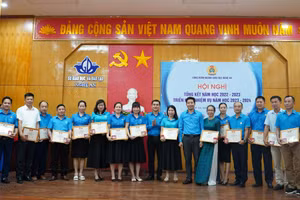 Trao Kỷ niệm chương Công đoàn của Tổng Liên đoàn Lao động cho cho 17 cá nhân thuộc Công đoàn ngành Giáo dục Nghệ An. Ảnh: Hồ Lài.