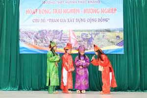 Chương trình giao lưu với hình thức sân khấu hóa của học sinh Trường THPT Huỳnh Thúc Kháng (TP Vinh, Nghệ An) trong hoạt động trải nghiệm - hướng nghiệp. Ảnh: Hồ Lài.