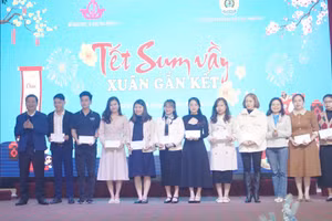 Ông Võ Văn Mai - Phó Giám đốc Sở GD&ĐT Nghệ An trao quà "Tết sum vầy" cho giáo viên trường mầm non ngoài công lập.