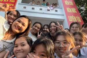 Cô Phan Thị Hồng (GV Trường Phổ thông DTNT THPT số 2 Nghệ An) và lứa học trò dân tộc nội trú đầu tiên của mình trước buổi thi môn Ngữ văn sáng ngày 28/6. Ảnh: NVCC. 