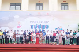 Ban tổ chức tặng quà lưu niệm cho đại diện các đội tham gia chương trình. Ảnh: Hồ Lài.