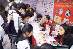 Học sinh Nghệ An quan tâm đến kỳ thi đánh giá năng lực để lấy điểm xét tuyển vào đại học. Ảnh: Hồ Lài.