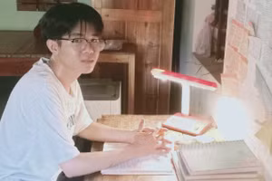 Em Cao Duy Thông - học sinh lớp 12D1 Trường THPT Cờ Đỏ, huyện Nghĩa Đàn đạt thủ khoa kỳ thi tốt nghiệp THPT tỉnh Nghệ An. Ảnh: NVCC.