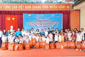 Chương trình "Chiếc cặp yêu thương" tặng quà cho học sinh xã Thạch Ngàn, huyện Con Cuông, Nghệ An.