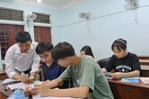 Giáo viên Trường THPT Quế Phong (Nghệ An) dạy học và phụ đạo ôn thi tốt nghiệp miễn phí cho học sinh buổi tối. Ảnh: Ngô Chiến Thắng.