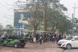 Phụ huynh lôi kéo con em nghỉ học để phản đối quyết định siết chặt hoạt động xe điện tại thị xã Cửa Lò, Nghệ An. Ảnh: NDCC.