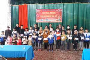 Đoàn công tác Sở GD&ĐT Nghệ An trao quà tết cho học sinh khó khăn trên địa bàn huyện Quỳ Hợp.