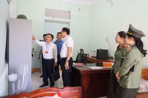 Đoàn kiểm tra tủ đựng đề thi, bài thi tại điểm thi Trường THPT Nghi Lộc 5 (huyện Nghi Lộc, Nghệ An). Ảnh: Hồ Lài.