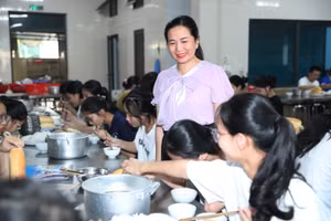 Những ngày thi, cô Nguyễn Kiều Hoa - Hiệu trưởng Trường Phổ thông DTNT THPT tỉnh Nghệ An đều đến sớm động viên học trò. Ảnh: Hồ Lài.