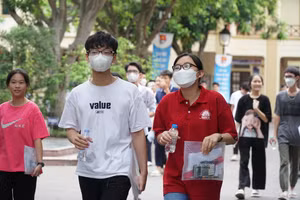 Thí sinh rời khỏi trường thi sau khi kết thúc bài thi môn Toán - Kỳ thi tuyển sinh vào lớp 10 THPT tỉnh Nghệ An. Ảnh: Hồ Lài.