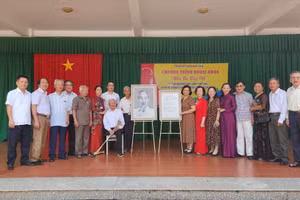 Buổi lễ trao tặng và bàn giao lại bản khôi phục bức chân dung Bác Hồ tặng cho Trường Cấp 2 Nam Liên (nay là Trường THCS KIm Liên, Nam Đàn, Nghệ An) sau hơn 50 năm. Ảnh: NTCC.