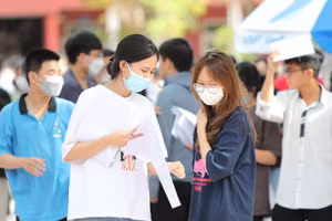 Thí sinh dự thi tuyển sinh vào lớp 10 THPT tại Nghệ An năm 2022. Ảnh: Hồ Lài.