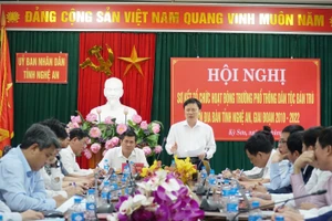 Ông Bùi Đình Long - Phó Chủ tịch UBND tỉnh Nghệ An chủ trì Hội nghị UBND tỉnh Nghệ An tổ chức Hội nghị Sơ kết tổ chức hoạt động Trường Phổ thông dân tộc bán trú giai đoạn 2010-2022. Ảnh: Hồ Lài.