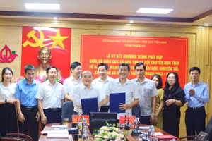 Ký kết phối hợp giữa Sở GD&ĐT với Hội Khuyến học tỉnh Nghệ An. Ảnh: Hồ Lài.