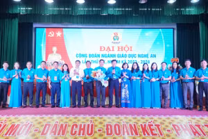 Đại hội đã tổ chức bầu và ra mắt Ban Chấp hành Công đoàn ngành Giáo dục Nghệ An khóa XX với 15 thành viên. Ảnh: Hồ Lài.