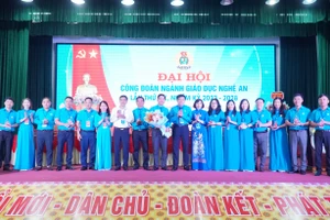 Đại hội đã tổ chức bầu và ra mắt Ban Chấp hành Công đoàn ngành Giáo dục Nghệ An khóa XX với 15 thành viên. Ảnh: Hồ Lài.