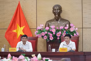 Ông Bùi Đình Long (bên phải) - Phó Chủ tịch UBND tỉnh Nghệ An chỉ đạo công tác chuẩn bị, tổ chức kỳ thi tốt nghiệp THPT năm 2023 tại địa bàn. Ảnh: Hồ Lài.