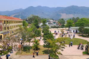 Trường THPT Quế Phong, huyện Quế Phong, Nghệ An có hơn 1.700 học sinh, đa số là con em đồng bào dân tộc thiểu số có hoàn cảnh khó khăn. Ảnh: NTCC.