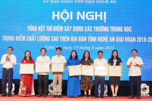 Trao bằng khen của UBND tỉnh Nghệ An cho các tập thể có thành tích xuất sắc trong thực hiện thí điểm xây dựng trường trung học trọng điểm chất lượng cao giai đoạn 2019-2023. Ảnh: Hồ Lài.