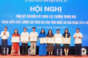 Trao bằng khen của UBND tỉnh Nghệ An cho các tập thể có thành tích xuất sắc trong thực hiện thí điểm xây dựng trường trung học trọng điểm chất lượng cao giai đoạn 2019-2023. Ảnh: Hồ Lài.