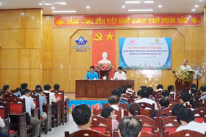 Ngành giáo dục Nghệ An tổ chức Hội nghị đánh giá kết quả thực hiện Chương trình “Phòng giúp phòng - Trường giúp trường - Bộ môn giúp bộ môn”. Ảnh: Hồ Lài.