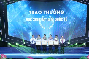 Ông Thái Thanh Quý - Bí thư Tỉnh ủy và ông Nguyễn Đức Trung - Chủ tịch UBND tỉnh Nghệ An trao Bằng khen cho 4 học sinh đạt huy chương các kỳ thi Olympic quốc tế năm 2023. Ảnh: Hồ Lài.