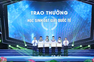 Ông Thái Thanh Quý - Bí thư Tỉnh ủy và ông Nguyễn Đức Trung - Chủ tịch UBND tỉnh Nghệ An trao Bằng khen cho 4 học sinh đạt huy chương các kỳ thi Olympic quốc tế năm 2023. Ảnh: Hồ Lài.