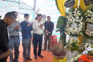 Đoàn công tác Sở GD&ĐT Nghệ An thăm viếng học sinh không may bị đuối nước. Ảnh: Hồ Lài.