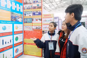 Học sinh Trường THPT Cửa Lò 2 (thị xã Cửa Lò) giới thiệu dự án thi khoa học kỹ thuật tỉnh Nghệ An năm học 2022-2023.