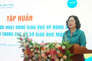 Thứ trưởng Bộ GD&ĐT Ngô Thị Minh dự và phát biểu chỉ đạo tập huấn tổ chức hoạt động giáo dục kỹ năng sống cho trẻ mầm non. Ảnh: Hồ Lài.