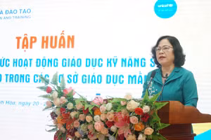 Thứ trưởng Bộ GD&ĐT Ngô Thị Minh dự và phát biểu chỉ đạo tập huấn tổ chức hoạt động giáo dục kỹ năng sống cho trẻ mầm non. Ảnh: Hồ Lài.