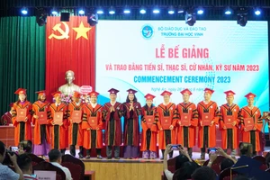 Trường ĐH Vinh trao bằng cho tân tiến sỹ năm 2023. Ảnh: Hồ Lài.