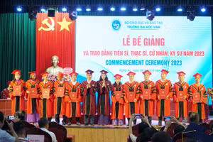 Trường ĐH Vinh trao bằng cho tân tiến sỹ năm 2023. Ảnh: Hồ Lài.