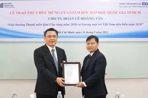 TS Đoàn Lê Hoàng Tân (phải) nhận bằng khen chúc mừng của ĐhHQG TPHCM về những thành tích NCKH xuất sắc của mình năm 2021