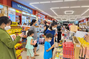 Phụ huynh mua sắm dụng cụ học tập cho con trước ngày trở lại trường vào 14/2