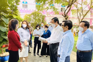 Thứ trưởng Nguyễn Văn Phúc cùng đoàn công tác của Bộ GD&ĐT kiểm tra hoạt động chuẩn bị cơ sở vật chất, phòng tránh dịch tại Trường Mầm non Á Châu