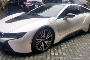 Thiếu gia 9X “đập hộp” BMW i8 đầu tiên tại Quảng Bình