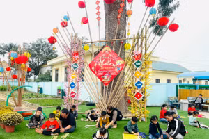 Tuyển đủ giáo viên mầm non đáp ứng yêu cầu chăm sóc, nuôi dưỡng, giáo dục trẻ.