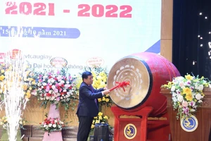 Hồi trống khai trường vang lên báo hiệu năm học mới 2021 - 2022 bắt đầu.