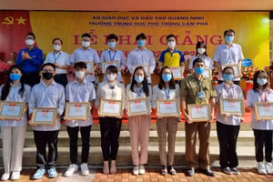 Từ dạy chữ, rèn người tốt, học sinh Trường THPT Cẩm Phả đã đạt nhiều thành tích cao trong học tập. (ảnh trong bài chụp thời điểm chưa giãn cách)