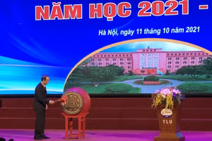 GS.TS Trịnh Minh Thụ, hiệu trưởng nhà trường đánh trống khai giảng