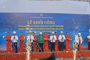 Chủ tịch UBND thành phố Hà Nội, Chủ đầu tư và khách mời khởi công dự án hầm chui Vành đai 2,5.