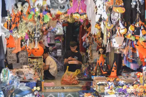 Phố Hàng Mã ngập tràn đồ chơi kinh dị trước ngày Halloween