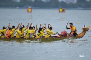 Cận cảnh thi đấu bơi chải thuyền rồng trên Hồ Tây