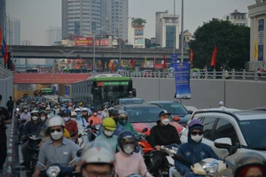 Ngay sau khi khánh thành, hầm chui Lê Văn Lương đã phải chịu cảnh ùn tắc vào giờ cao điểm.